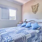 Confortável apartamento com ar, piscina, sacada Gurmet a 1 km da praia Grande
