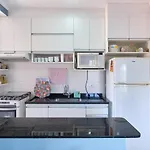 Confortável apartamento com ar, piscina, sacada Gurmet a 1 km da praia Grande