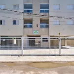 Confortável apartamento com ar, piscina, sacada Gurmet a 1 km da praia Grande